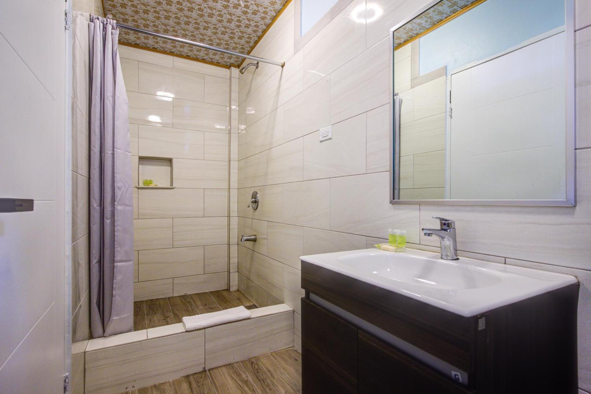 Airport Suites Hotel Piarco Eksteriør bilde