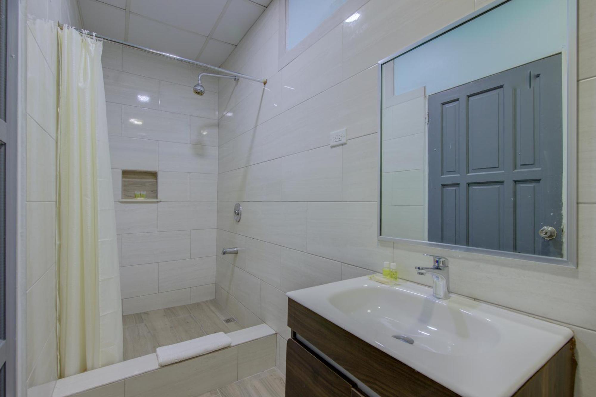 Airport Suites Hotel Piarco Eksteriør bilde