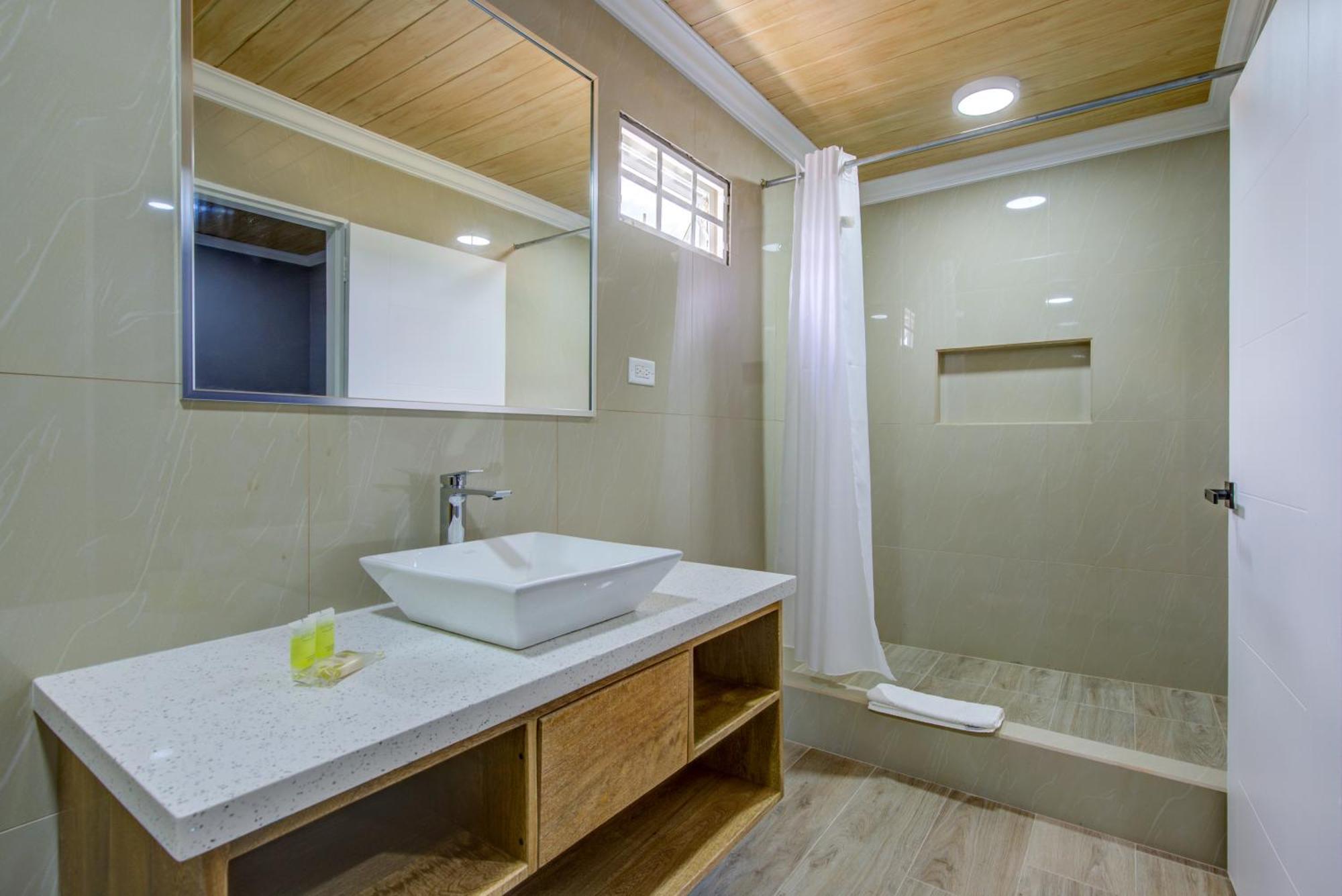Airport Suites Hotel Piarco Eksteriør bilde